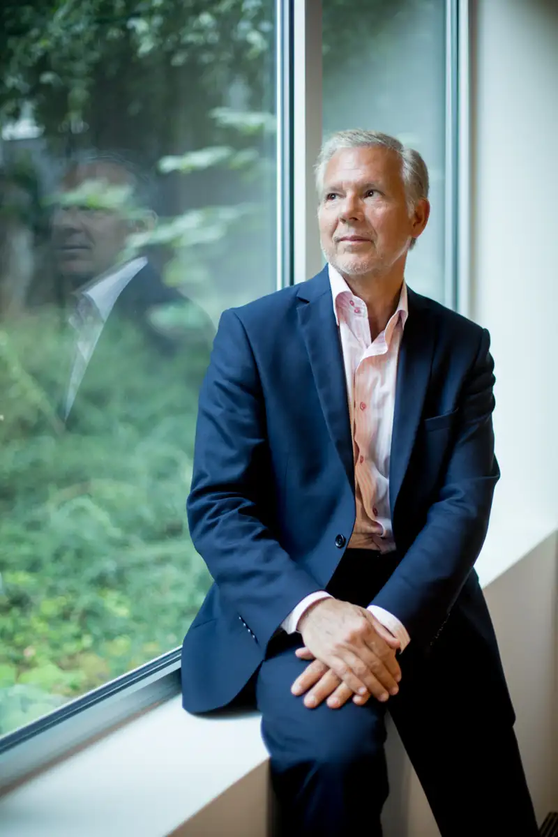 Photo portrait paris dans des bureaux d'un directeur