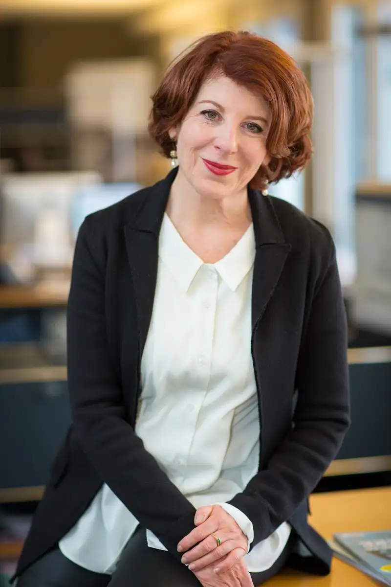 Photo portrait paris dans des bureaux d'une directrice