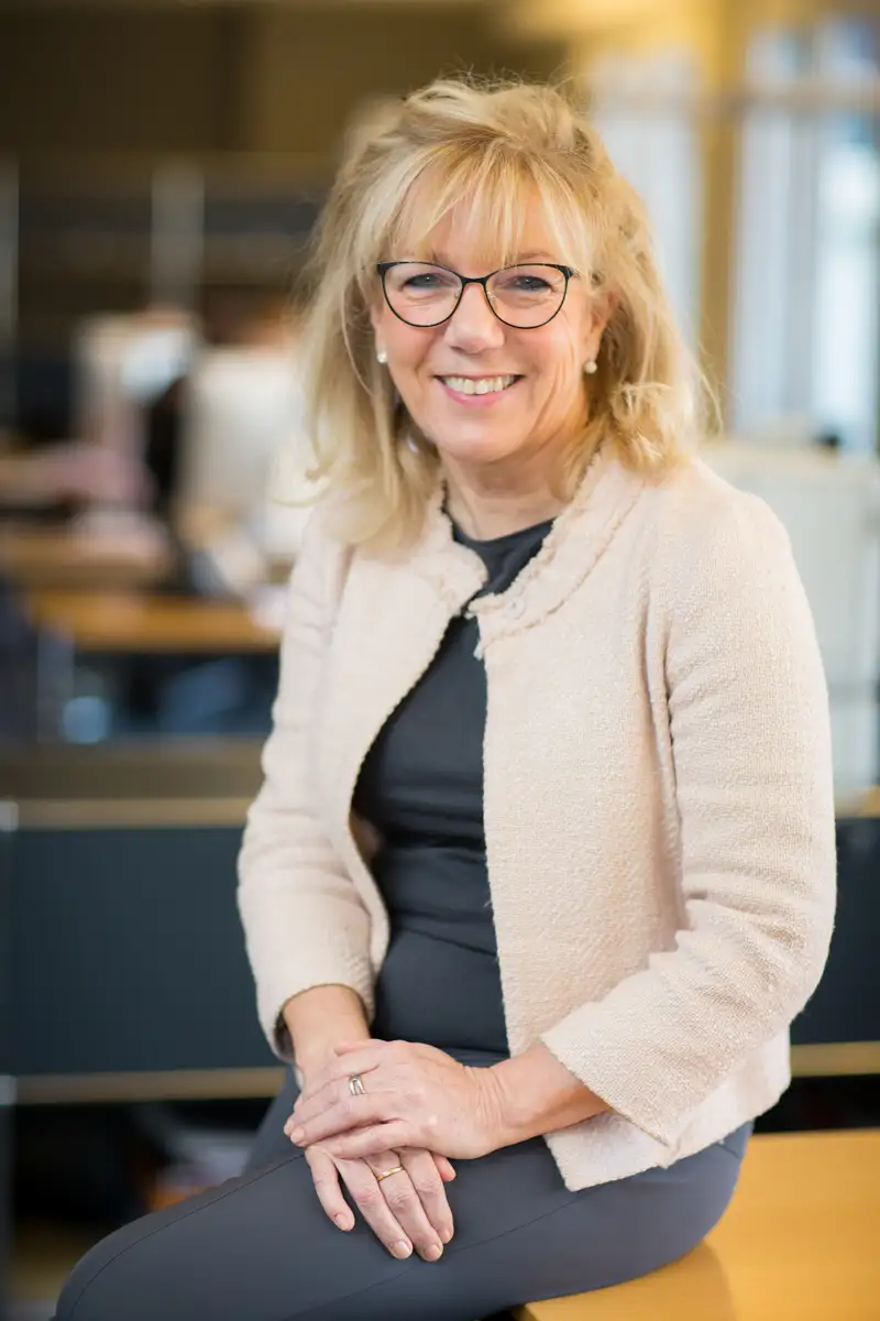 Photo portrait paris dans des bureaux d'une employée