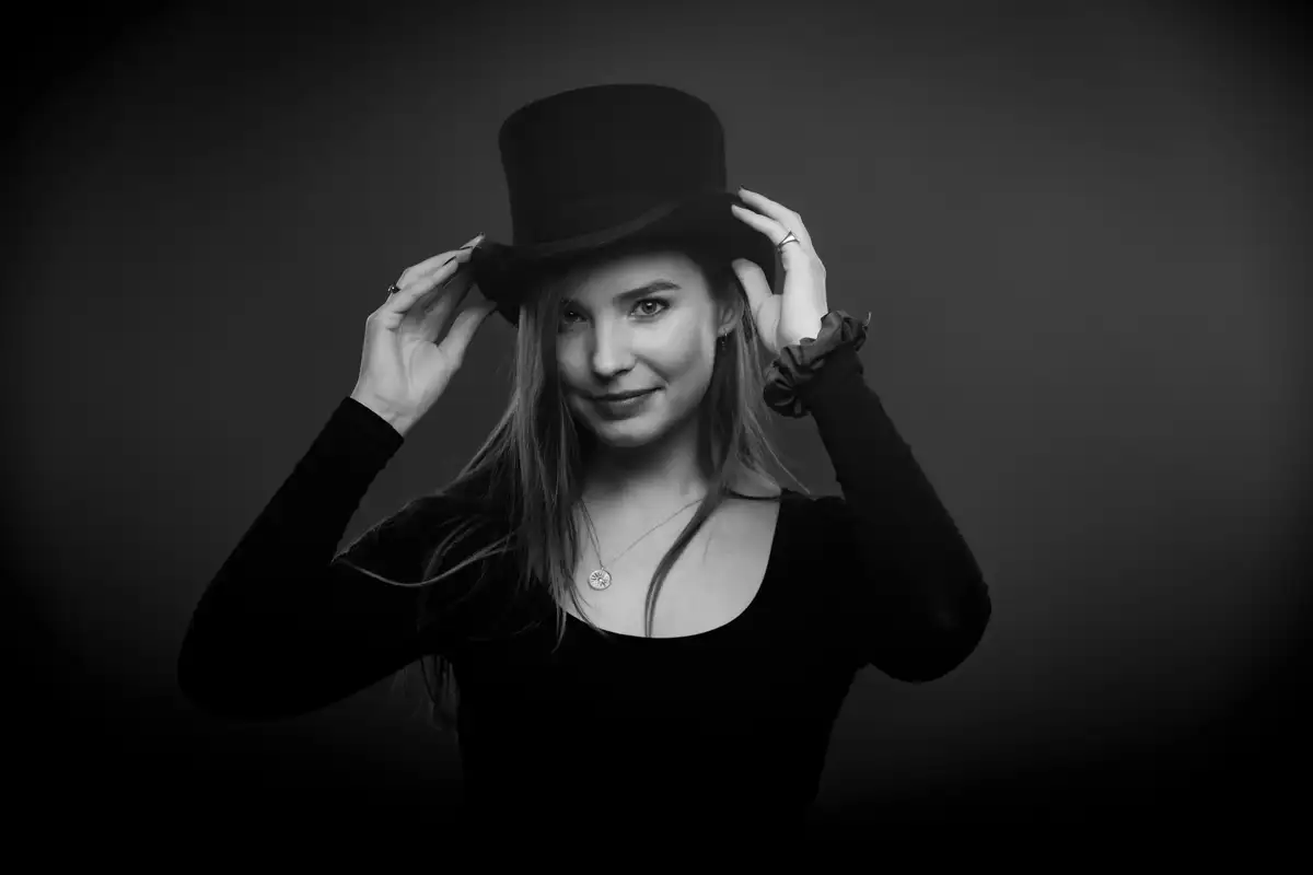 Photo portrait paris d'une jeune femme en studio avec une machine à fumée