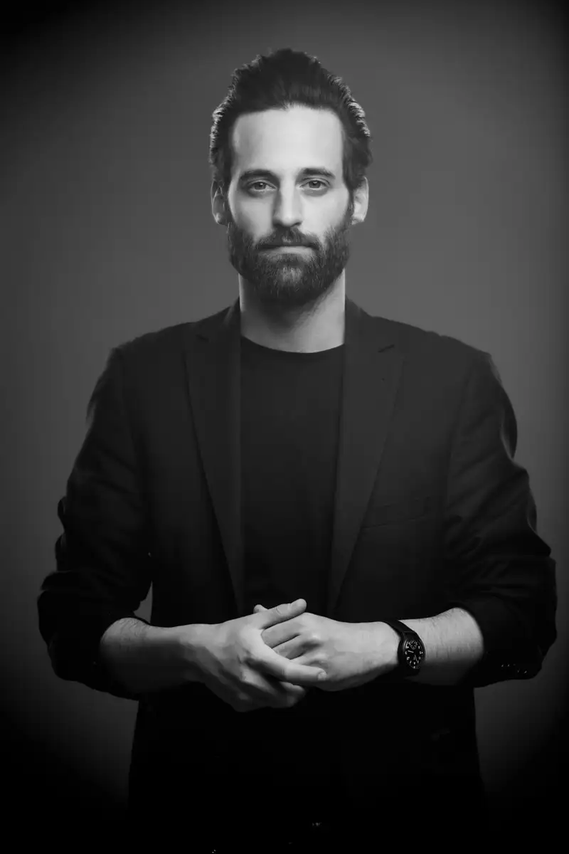 Photo portrait paris d'un magicien en studio avec une machine à fumée