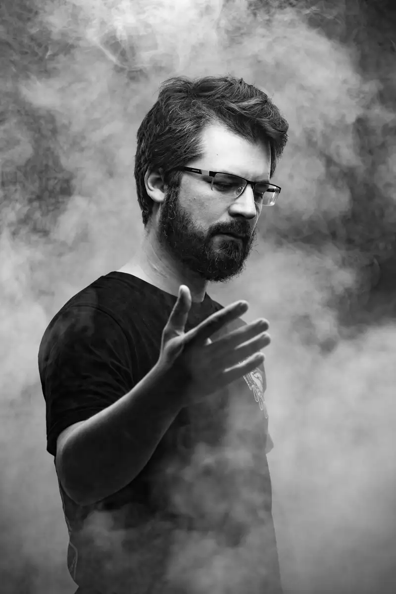 Photo portrait paris d'un artiste en studio avec une machine à fumée