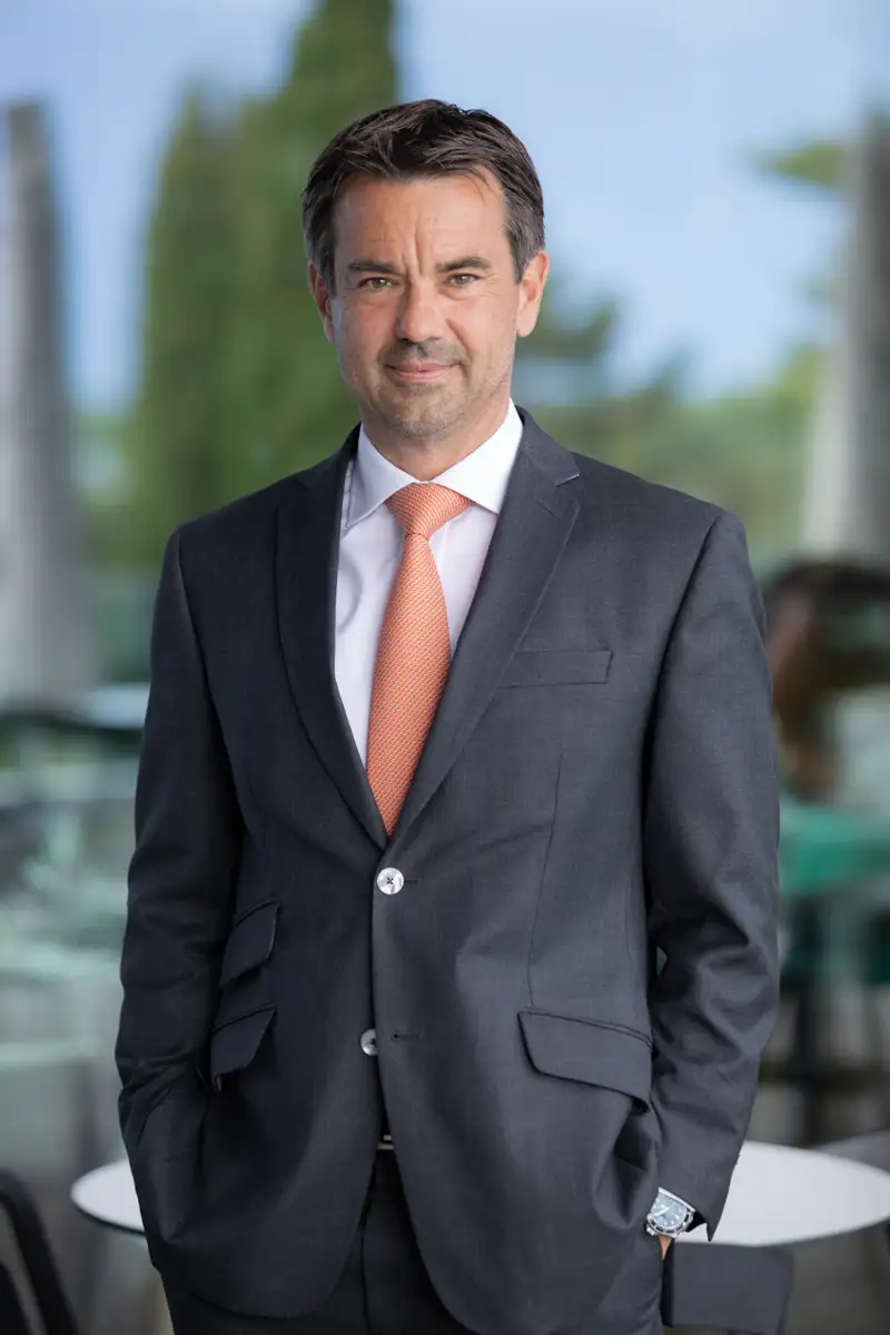 Photo portrait Paris d'un homme entrepreneur en extérieur