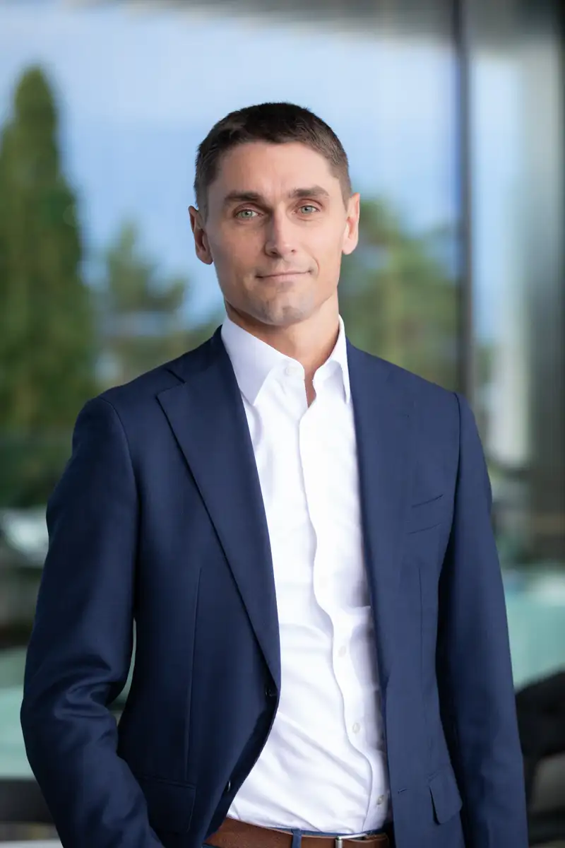 Photo portrait Paris d'un homme entrepreneur en extérieur