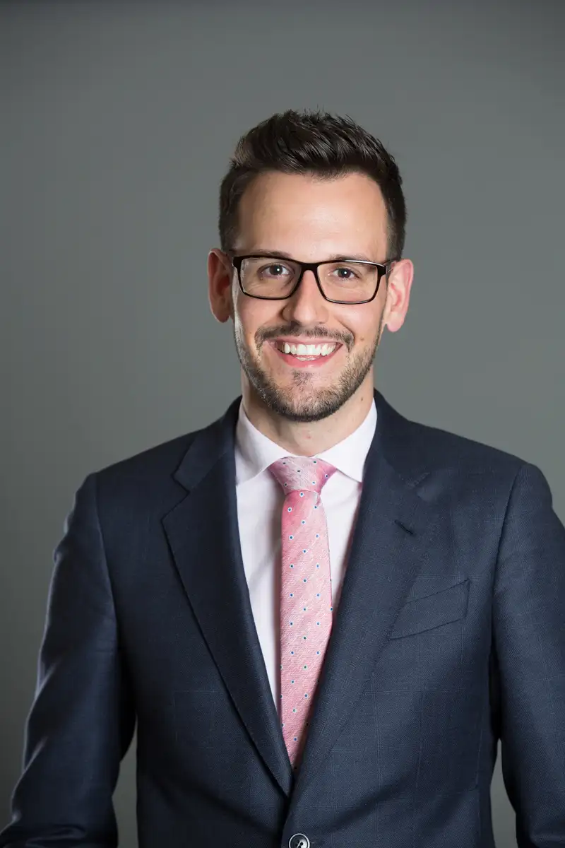 Photo portrait paris en studio d'un homme d'affaires