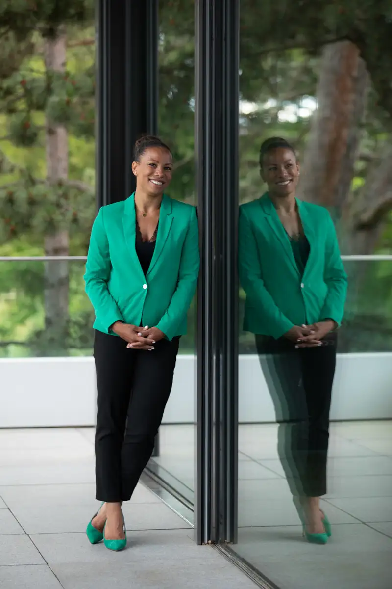 Photo portrait Paris d'une femme entrepreneure en extérieur