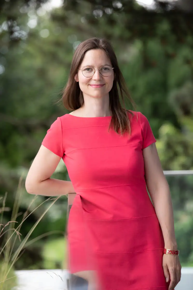 Photo portrait Paris d'une femme entrepreneure en extérieur