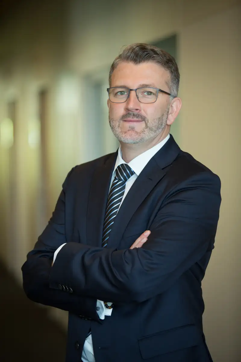 Photo portrait paris en intérieur d'un homme d'affaires