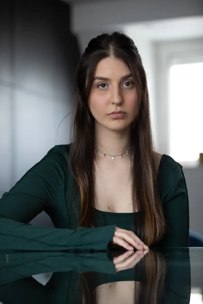 Photo portrait Paris d'une jeune femme artiste en intérieur