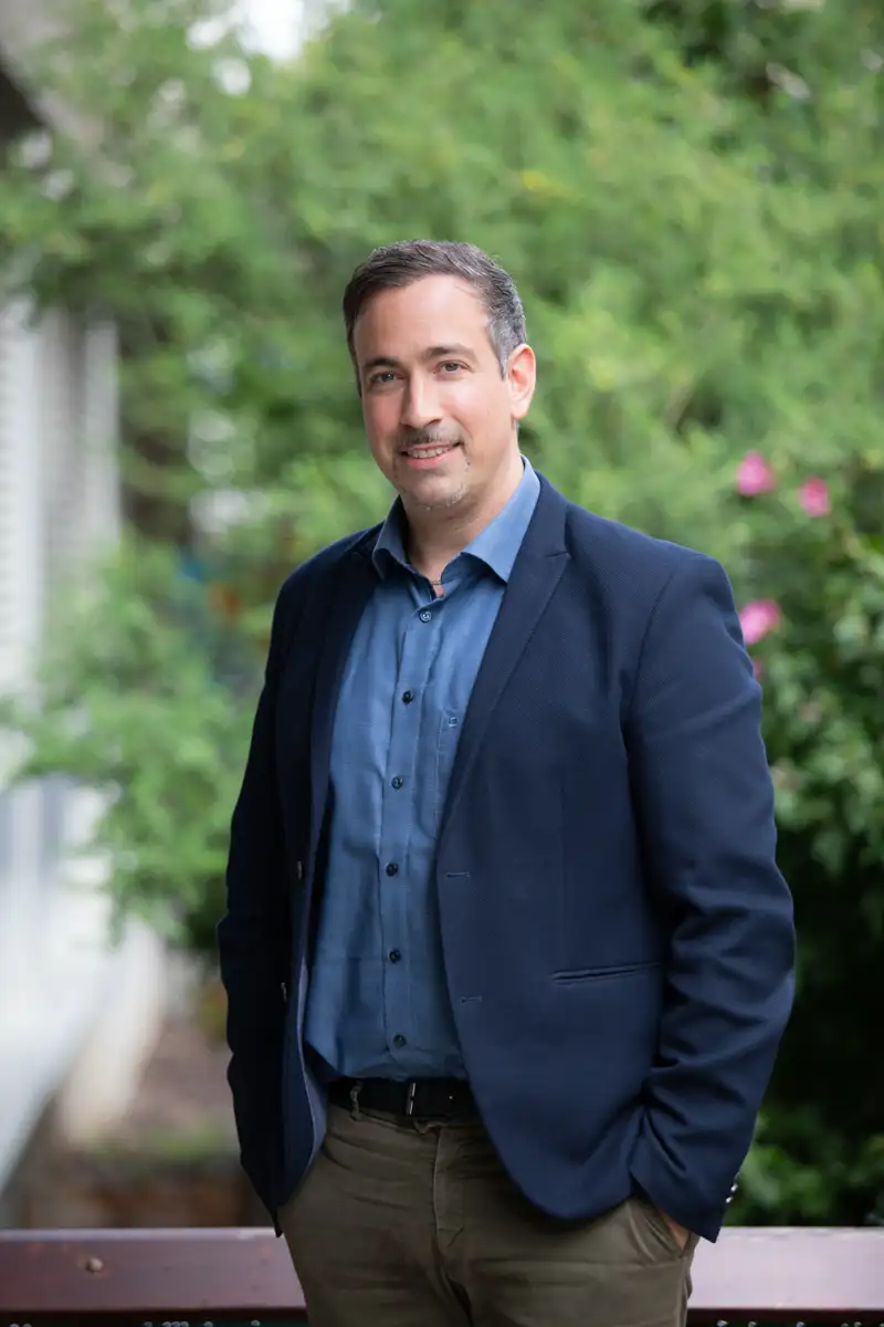 Photo portrait Paris d'un homme d'affaires en extérieur