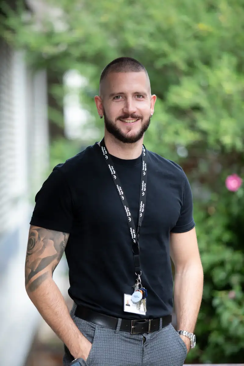 Photo portrait Paris d'un collaborateur IT avec un fond de nature