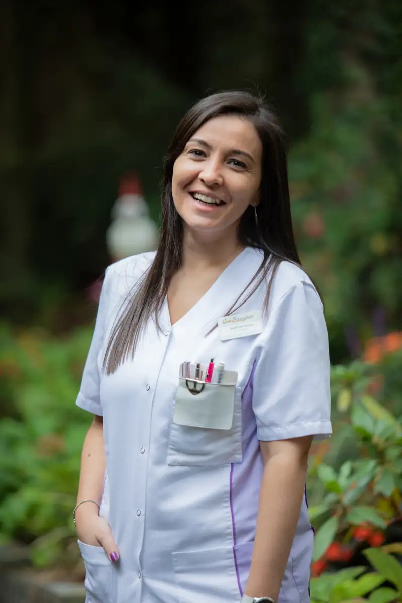 Photo portrait Paris d'une femme infirmière avec un fond de nature