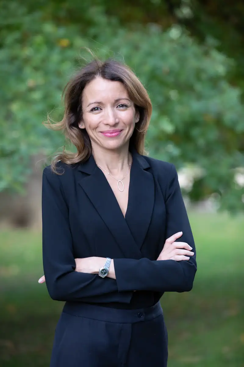 Photo portrait Paris d'une femme d'affaires avec un fond de nature