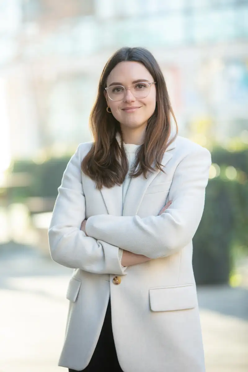 Photo portrait Paris d'une femme d'affaires avec un fond urbain