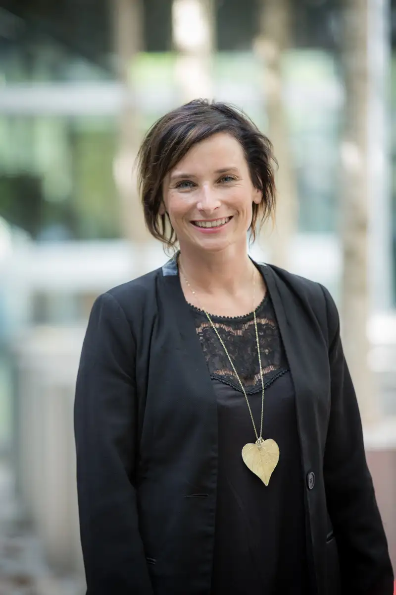 Photo portrait paris d'une femme souriante à l'extérieur