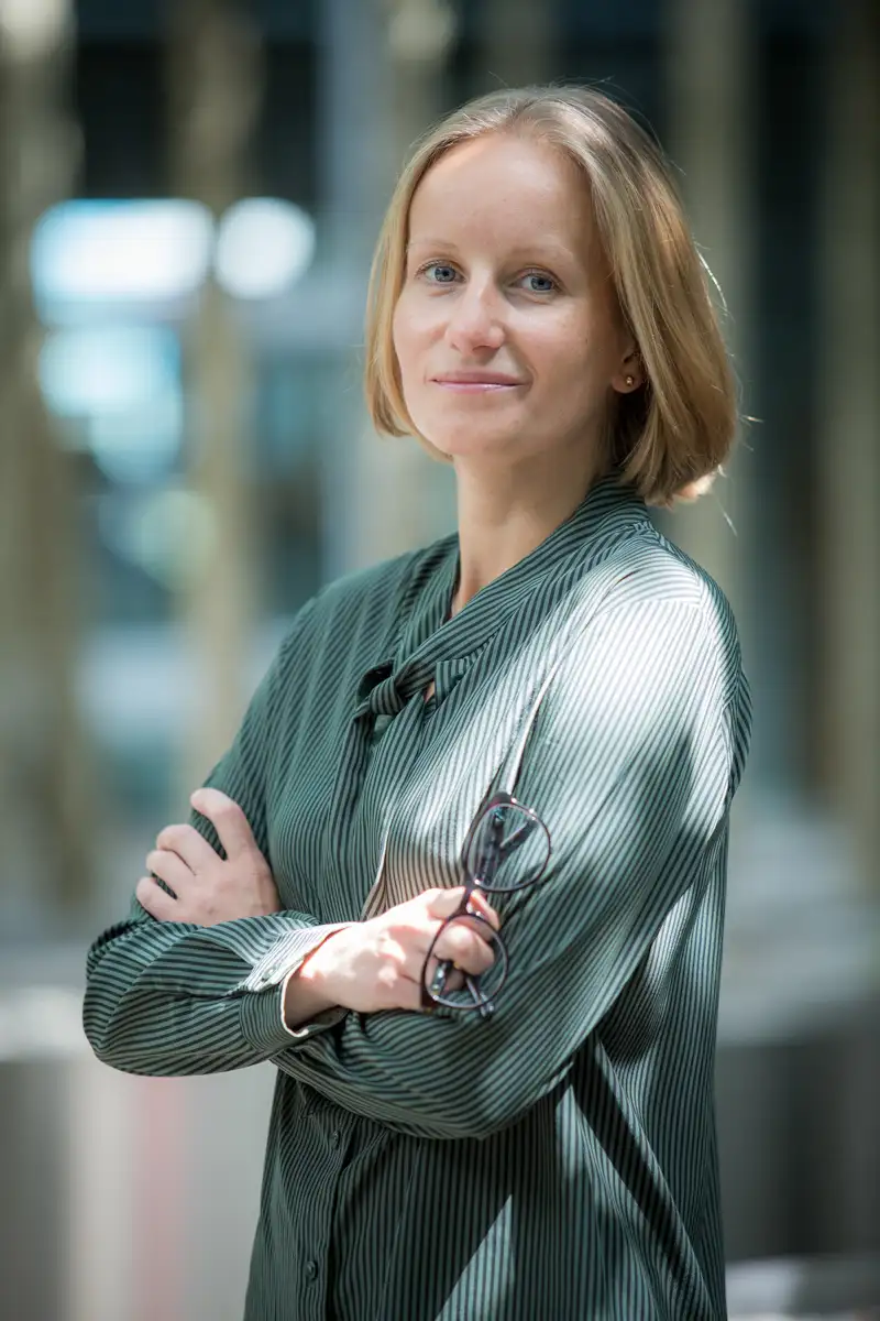 Photo portrait paris d'une femme souriante à l'extérieur