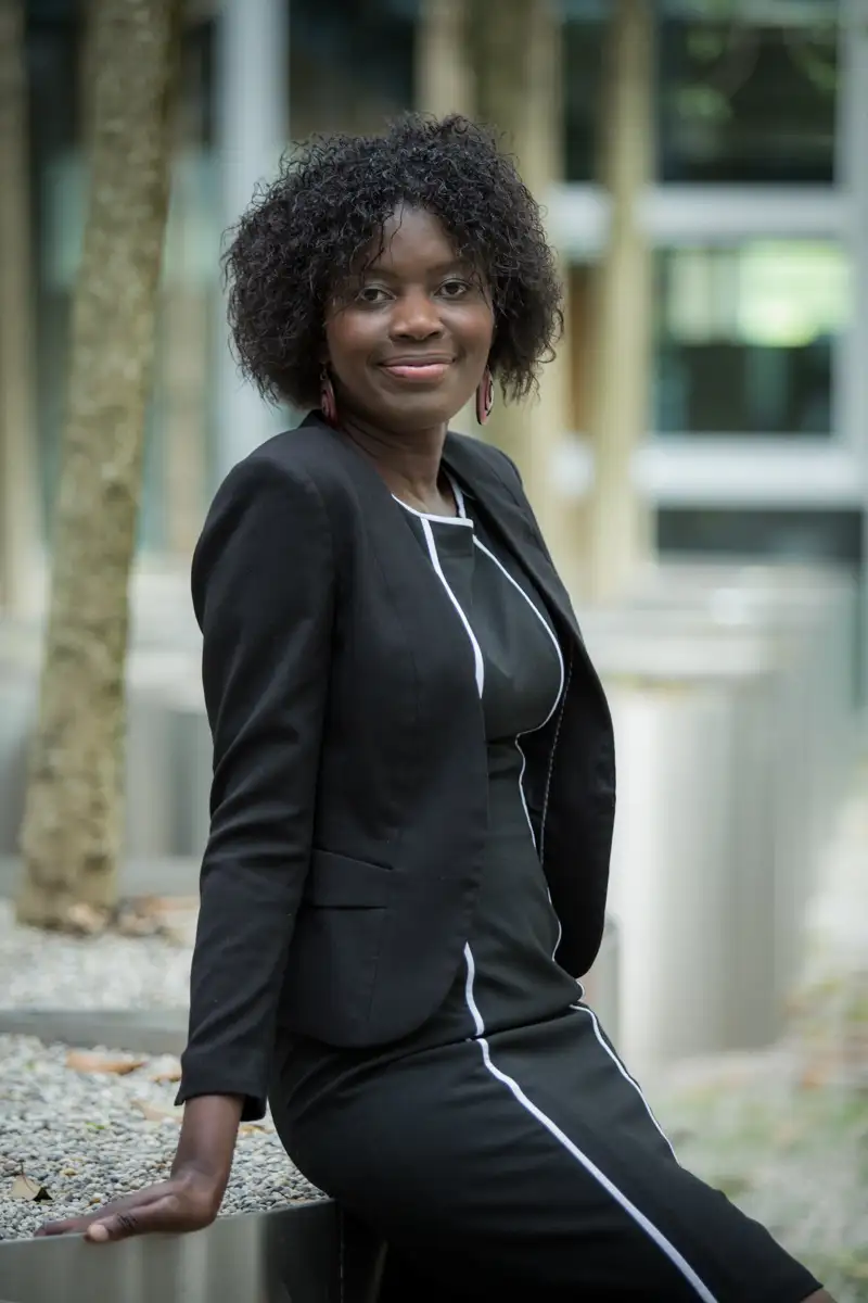Photo portrait paris d'une femme souriante à l'extérieur