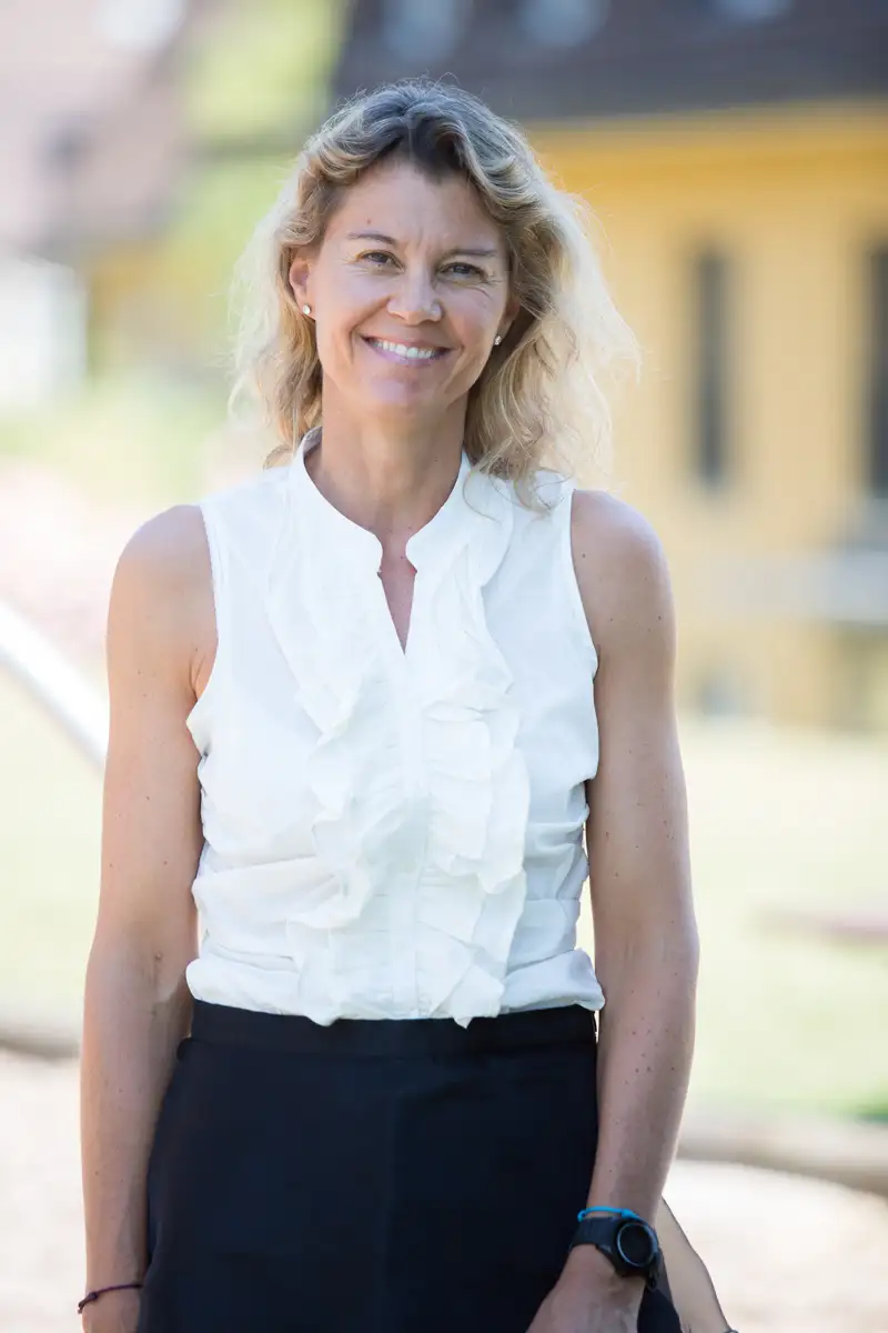 Photo portrait paris d'une femme souriante à l'extérieur