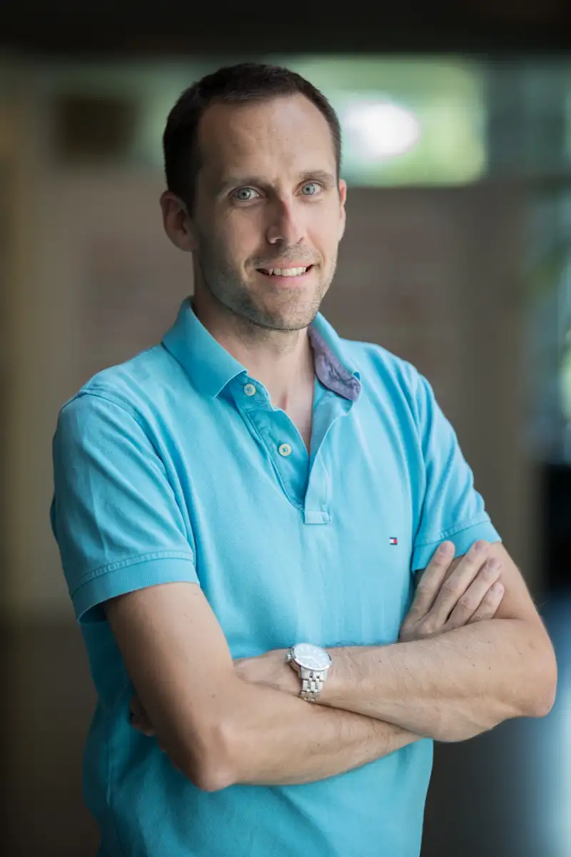 Photo portrait paris d'un informaticien en lumière naturelle
