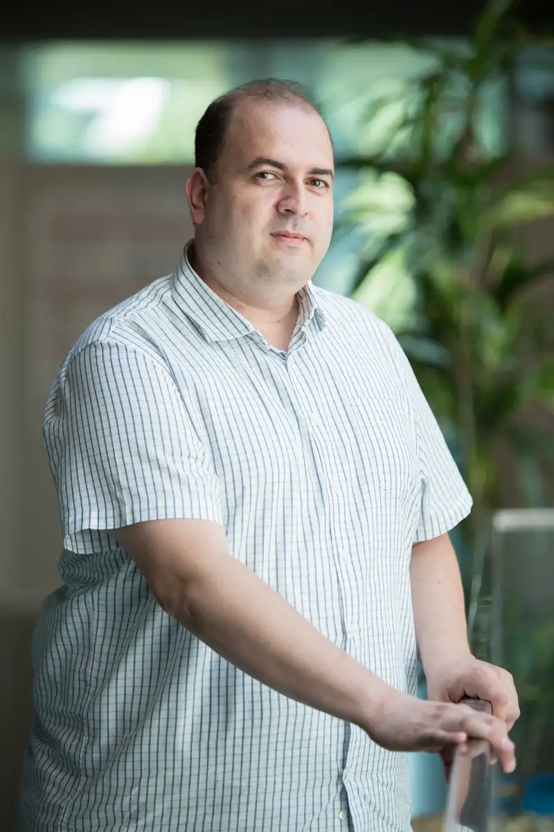 Photo portrait paris d'un informaticien en lumière naturelle