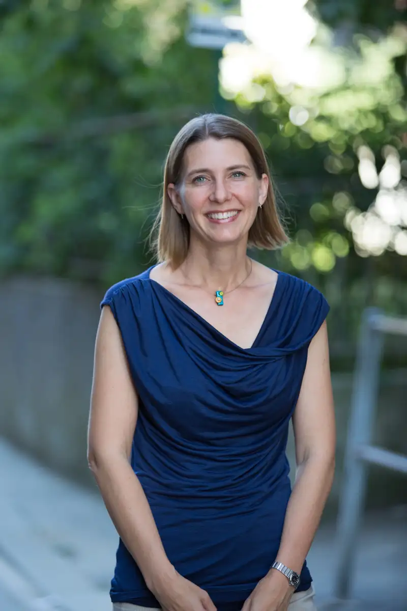 Photo portrait paris d'une femme bien habillée en lumière naturelle