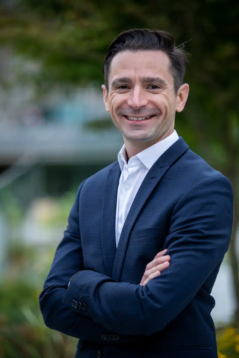 Photo portrait paris d'un homme bien habillé en lumière naturelle