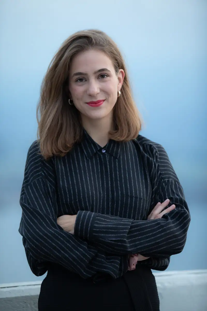 Photo portrait paris à l'extérieur en lumière naturelle d'une femme blonde