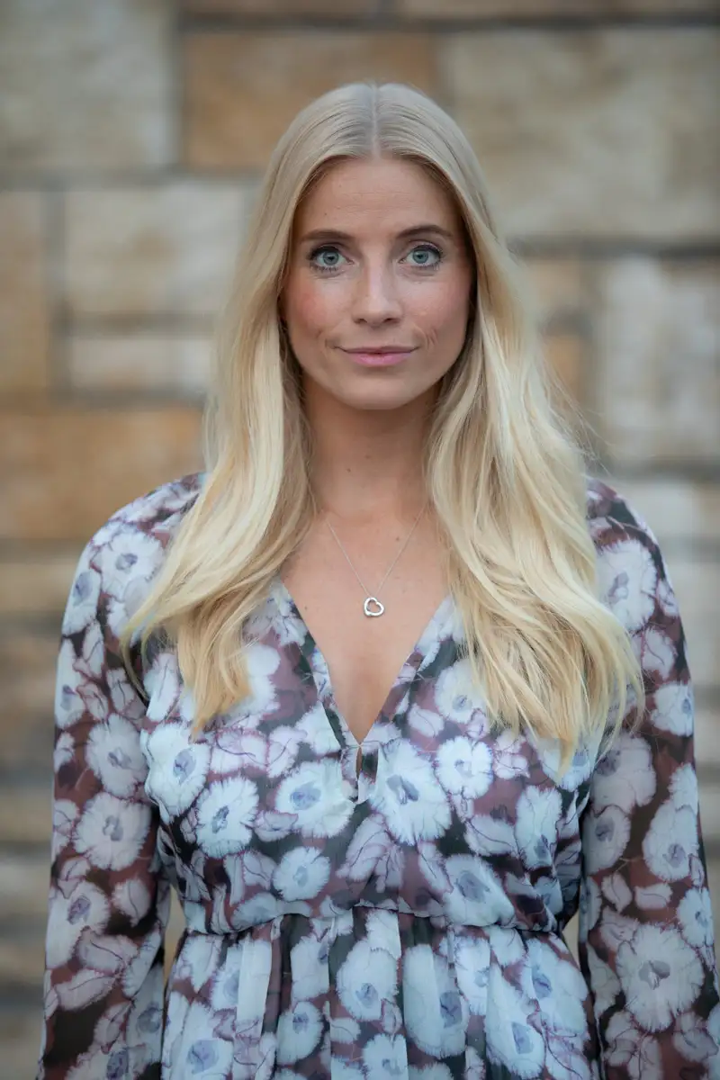 Photo portrait paris à l'extérieur en lumière naturelle d'une femme blonde