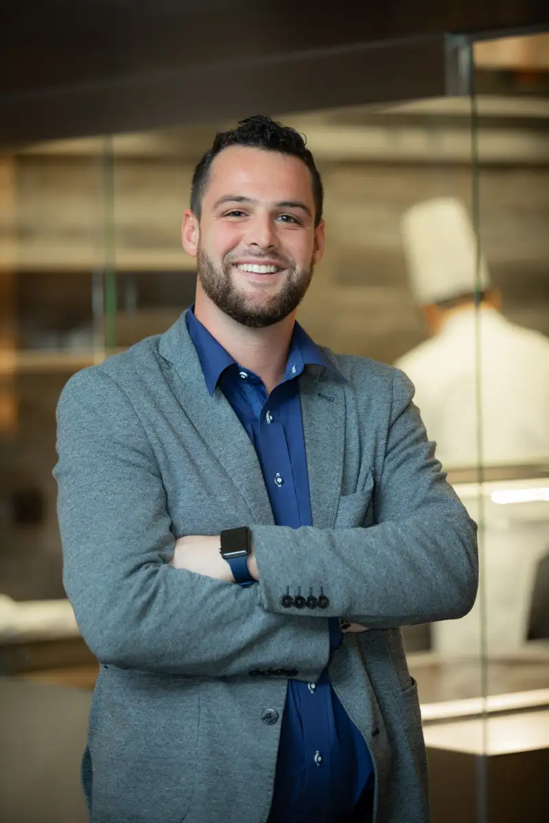 Photo portrait paris à l'intérieur en lumière naturelle d'un homme