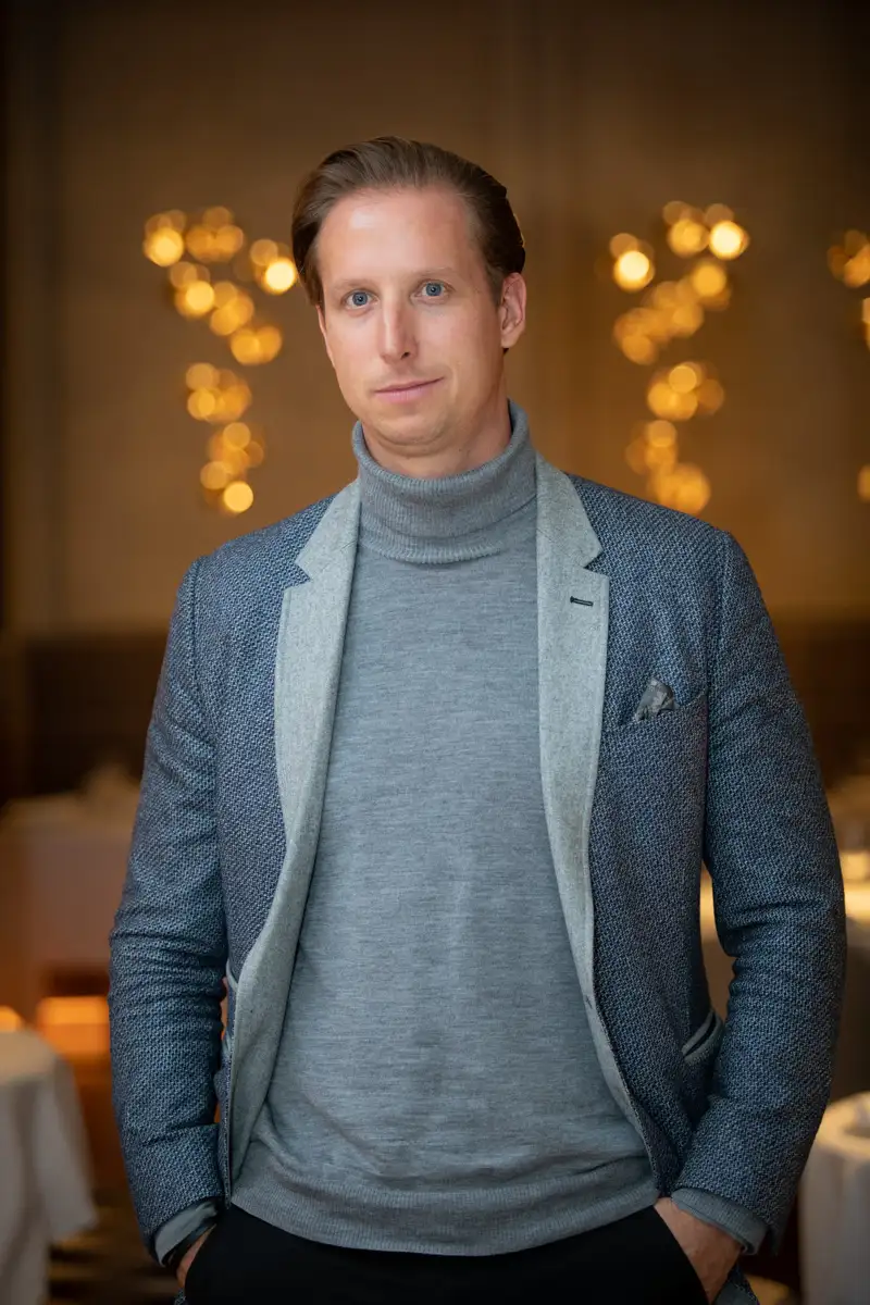 Photo portrait paris à l'intérieur en lumière naturelle d'un homme