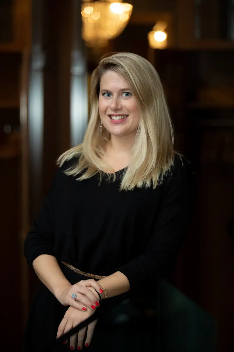 Photo portrait paris à l'intérieur en lumière naturelle d'une femme blonde