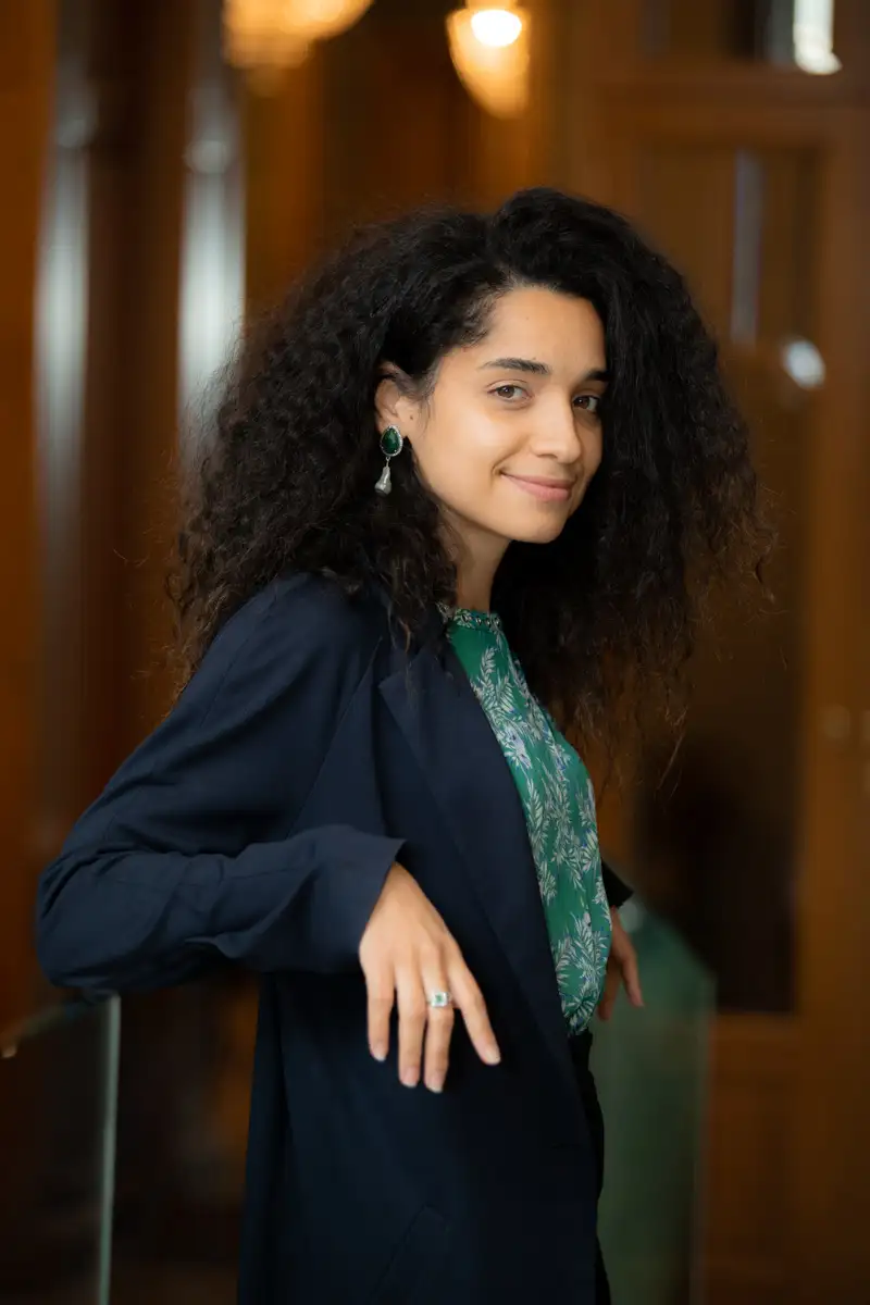 Photo portrait paris à l'intérieur en lumière naturelle d'une femme métisse