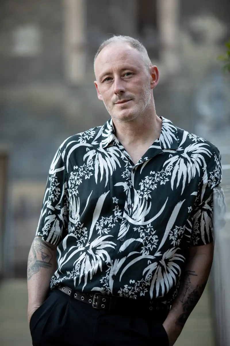 Photo portrait paris à l'extérieur d'un particulier en lumière naturelle