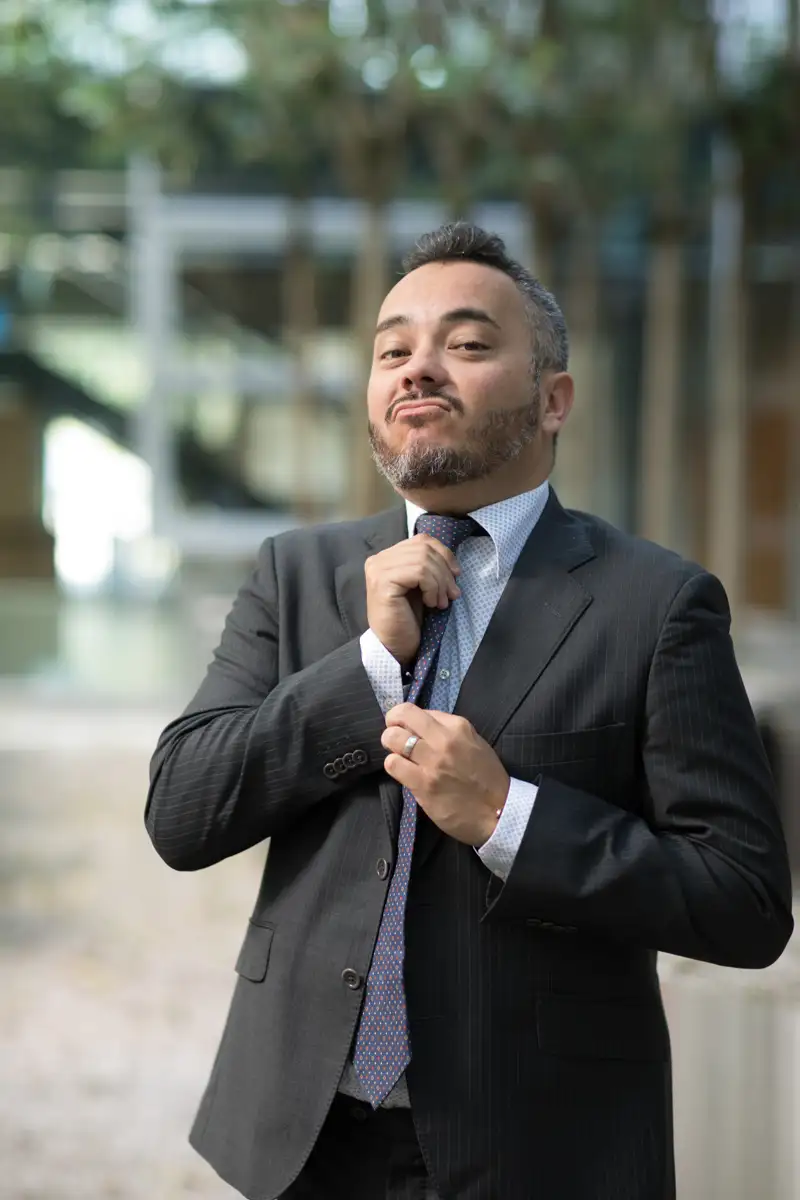 Photo portrait paris à l'extérieur d'un homme d'affaires