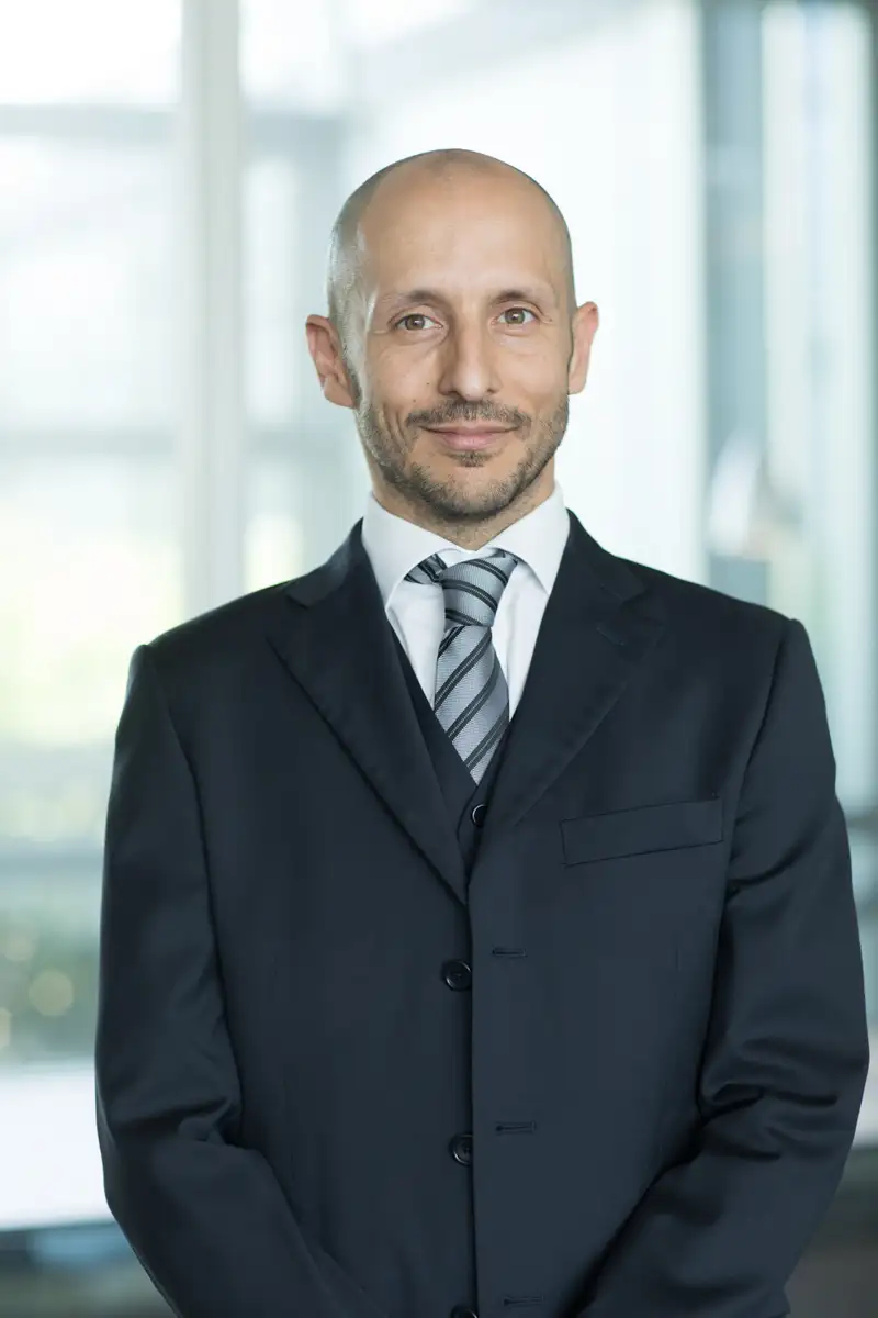 Photo portrait paris dans des bureaux d'un homme d'affaires