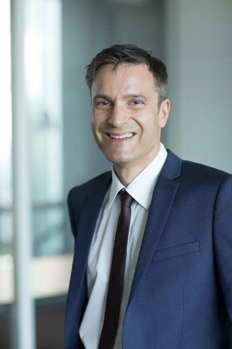 Photo portrait paris dans des bureaux d'un homme d'affaires