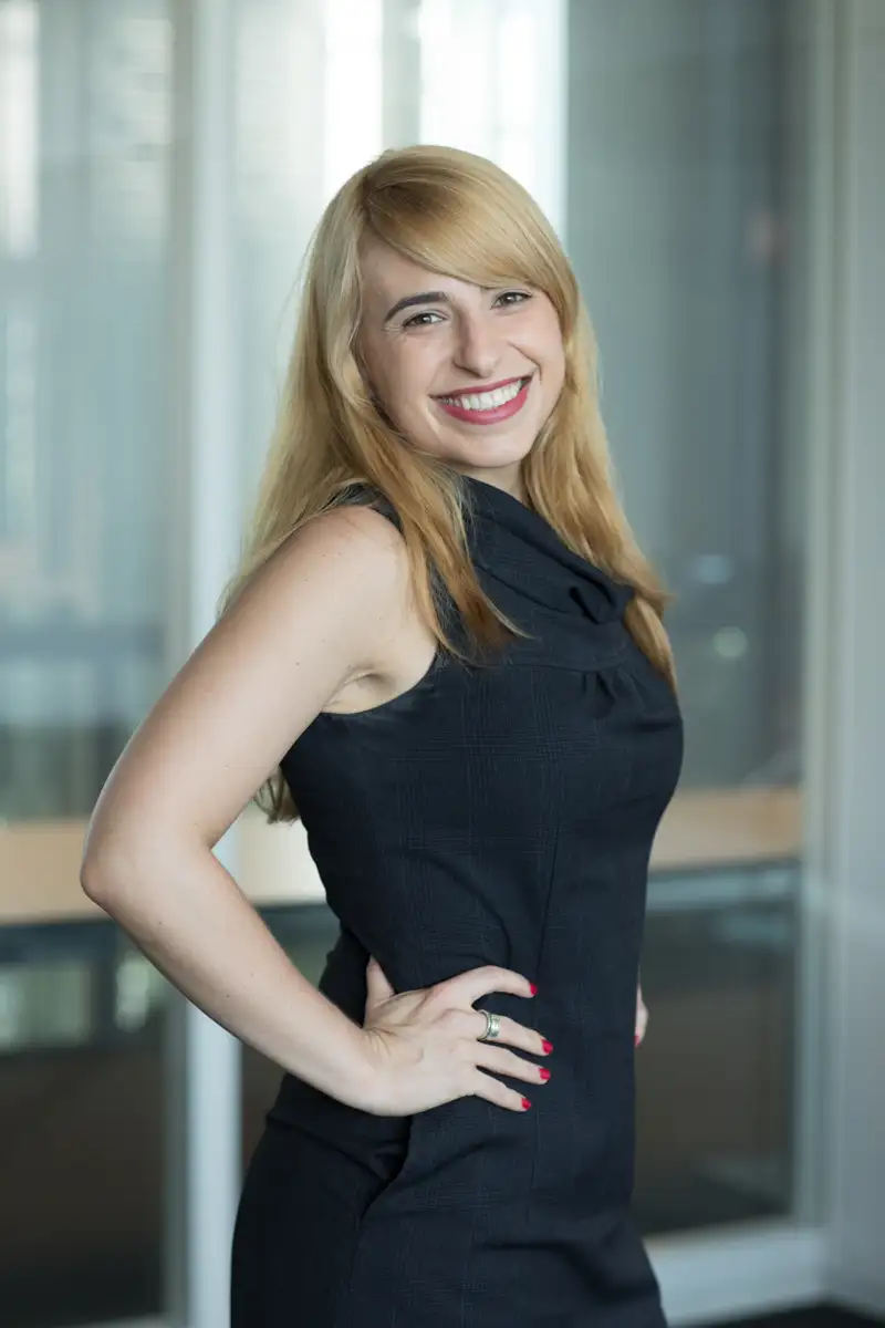 Photo portrait paris dans des bureaux d'une femme d'affaires très souriante