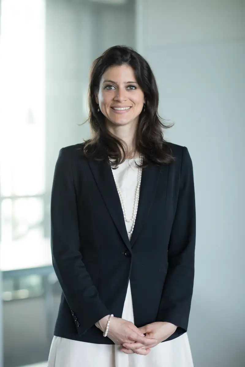 Photo portrait paris dans des bureaux d'une femme d'affaires