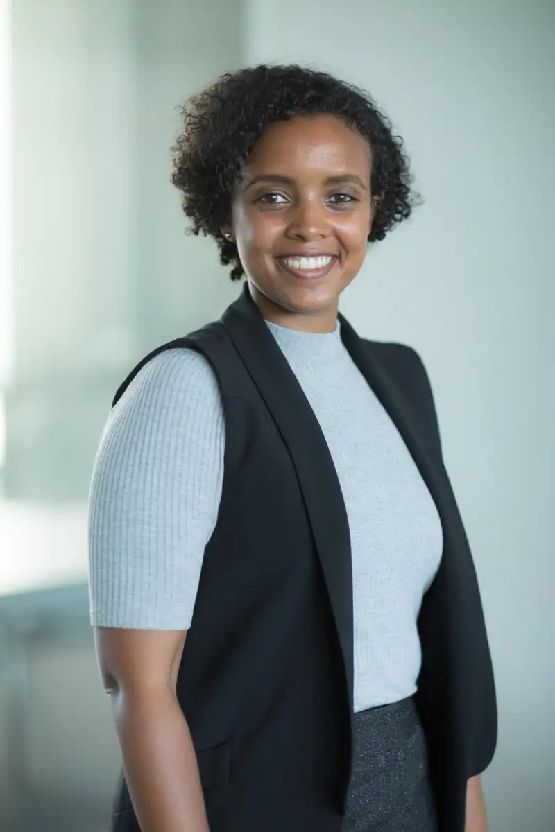 Photo portrait paris dans des bureaux d'une femme d'affaires