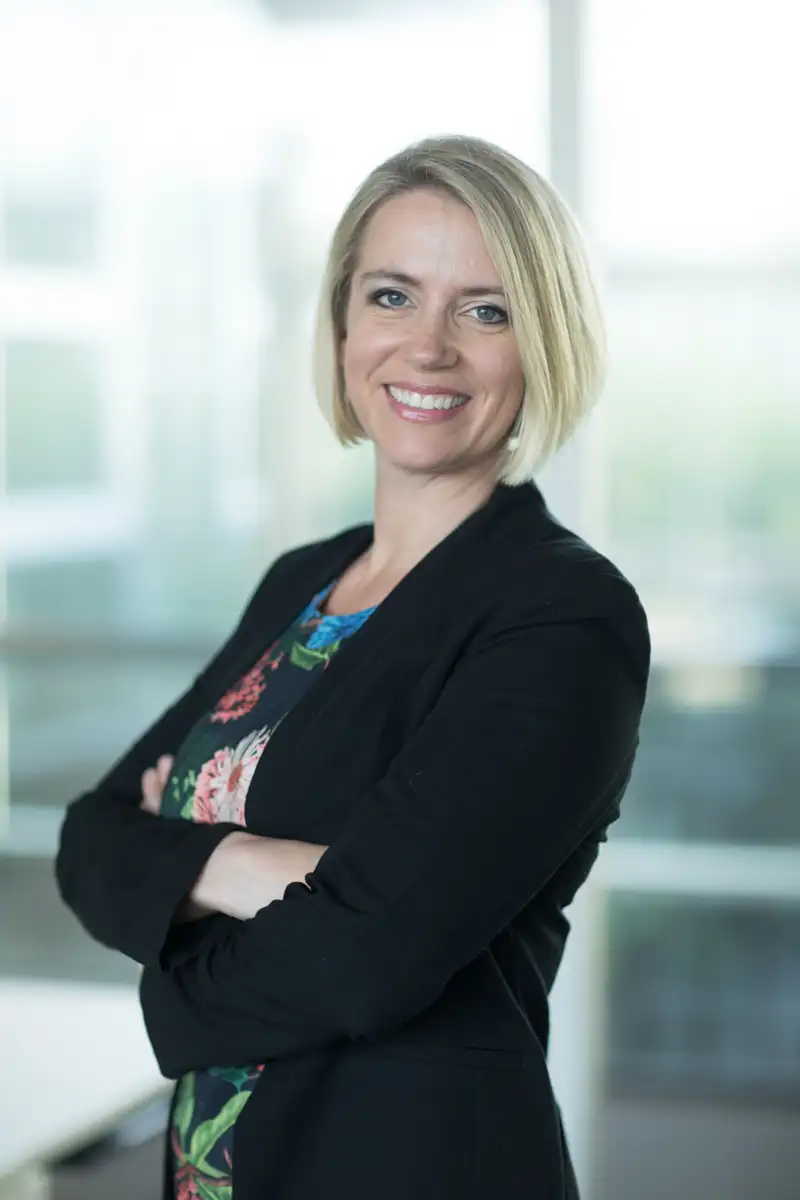 Photo portrait paris dans des bureaux d'une femme d'affaires