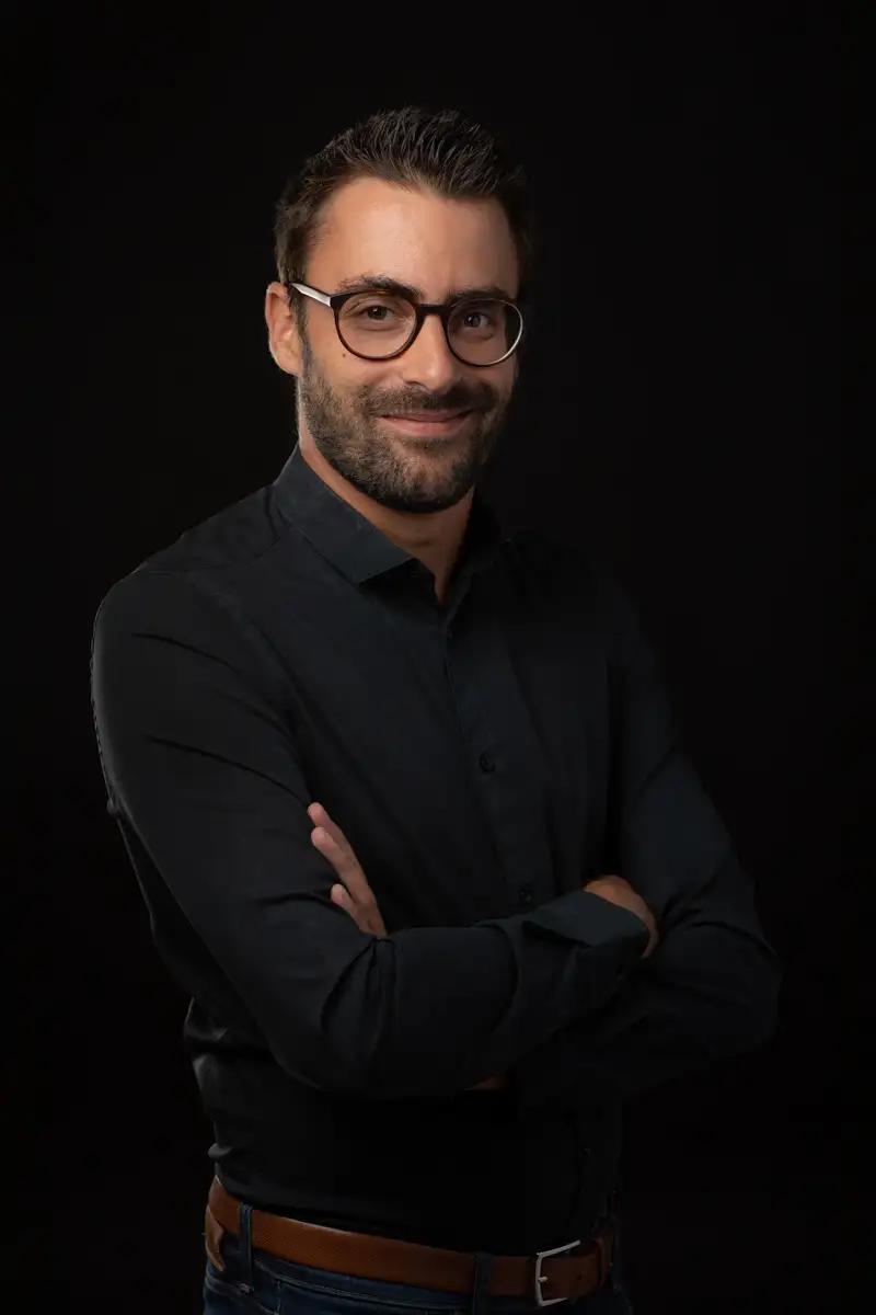 Photo portrait paris d'un homme en studio avec fond noir