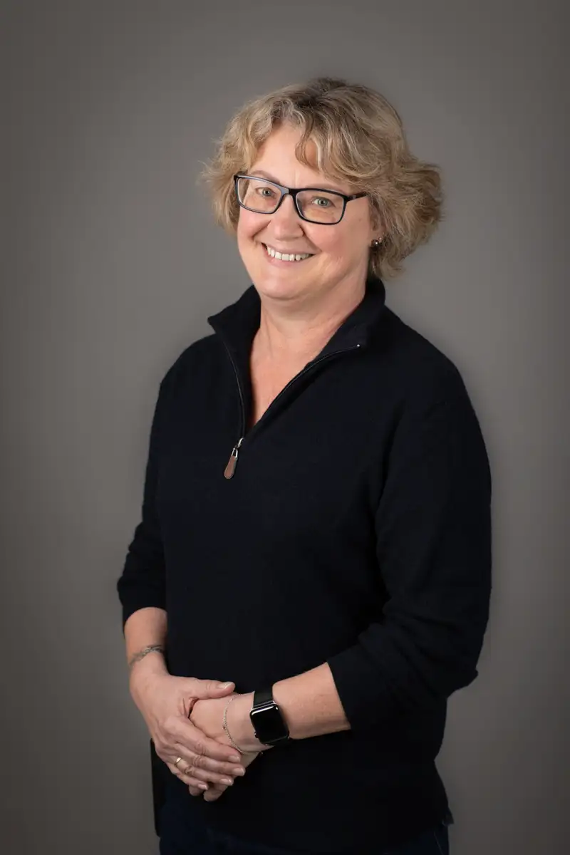 Photo portrait paris d'une femme en studio avec fond gris