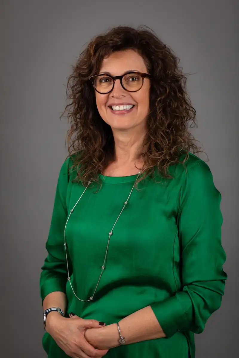 Photo portrait paris d'une femme en studio avec fond gris