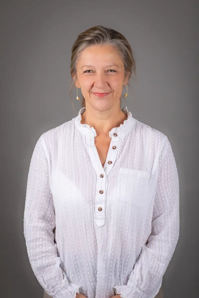Photo portrait paris d'une femme en studio avec fond gris