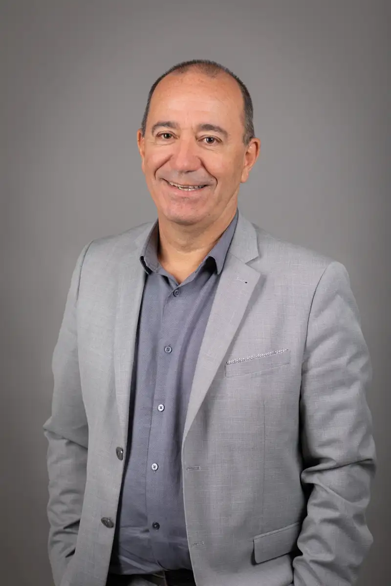 Photo portrait paris d'un patron en studio avec fond gris