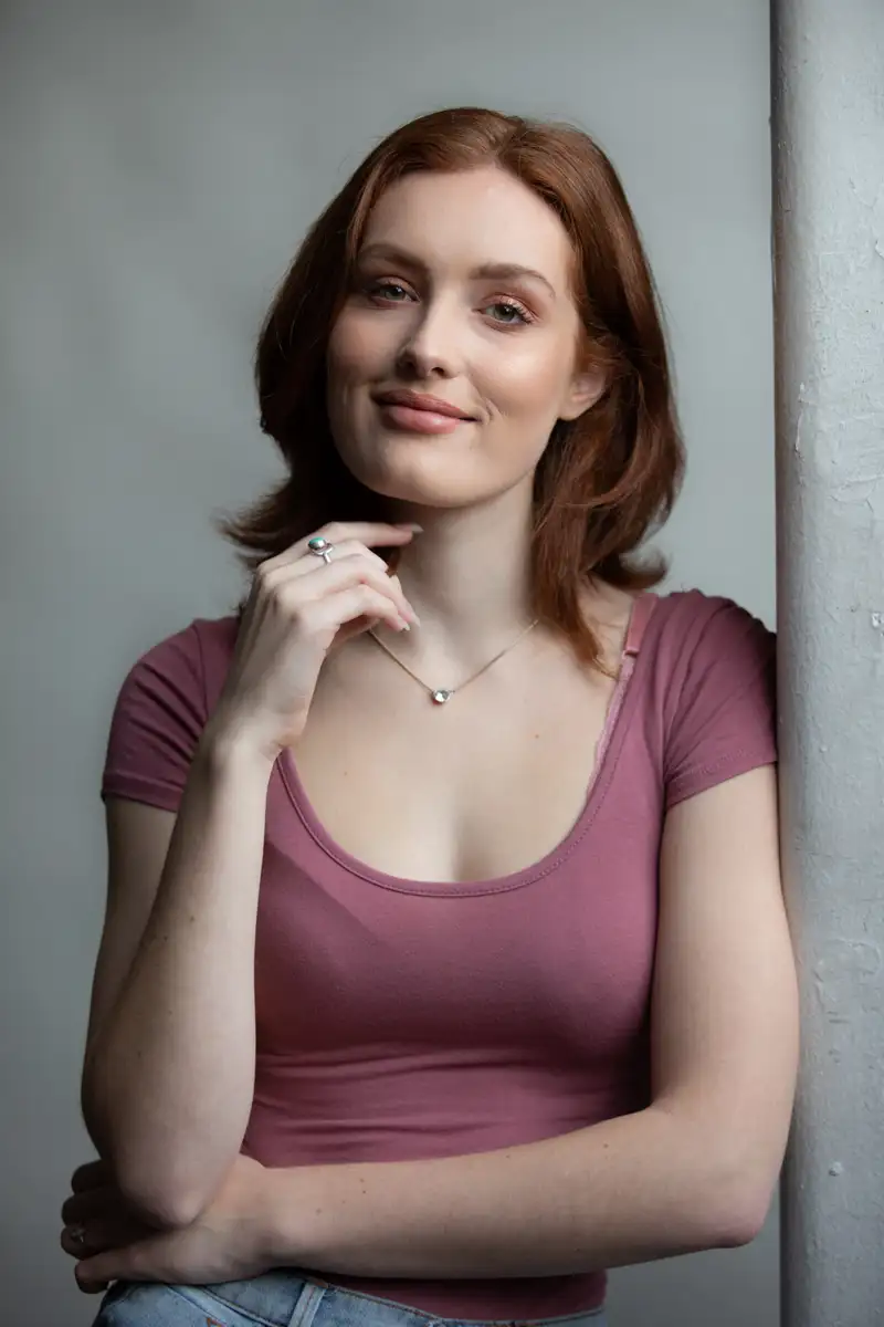 Photo portrait à new york d'un mannequin femme en lumière naturelle