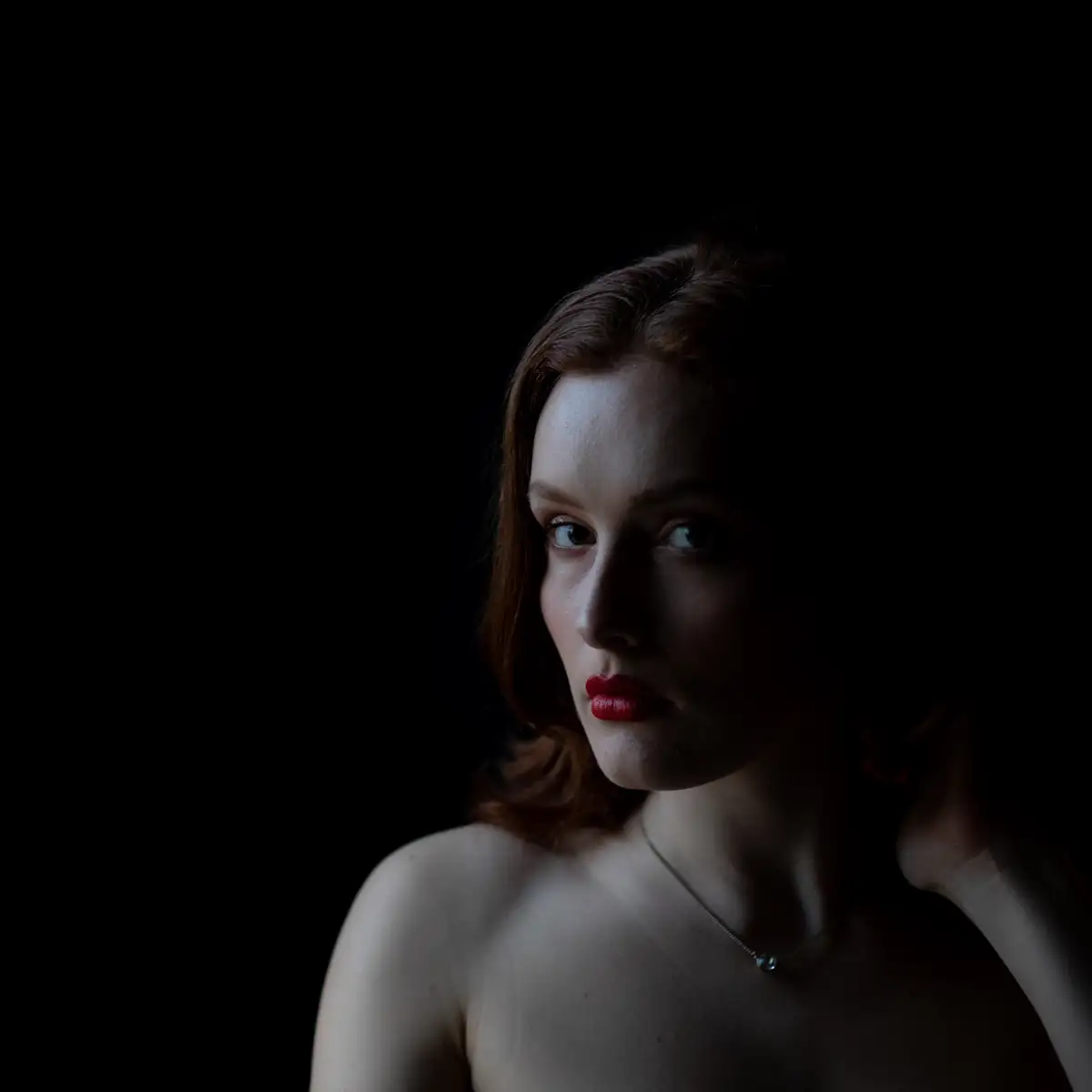 Photo portrait à new york d'un mannequin femme en lumière naturelle