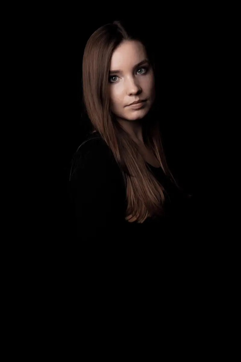 Photo portrait paris d'une femme en studio avec fond noir