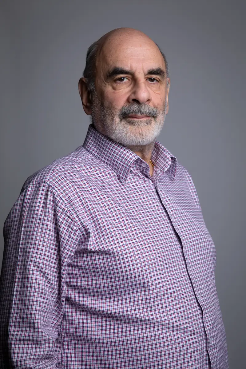 Photo portrait paris d'un patron en studio avec fond gris