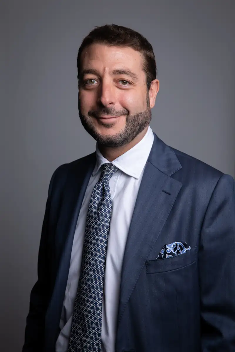 Photo portrait paris d'un patron en studio mobile avec fond gris